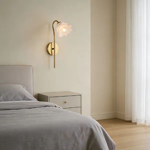 Cách kết hợp đèn treo tường hiện đại với phòng ngủ